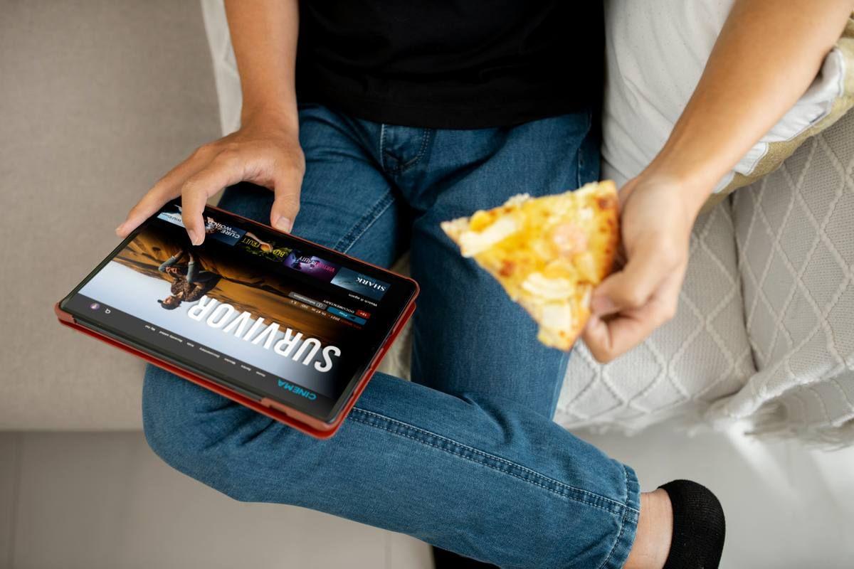 close-up-hands-holding-tablet-pizza_tn.jpg