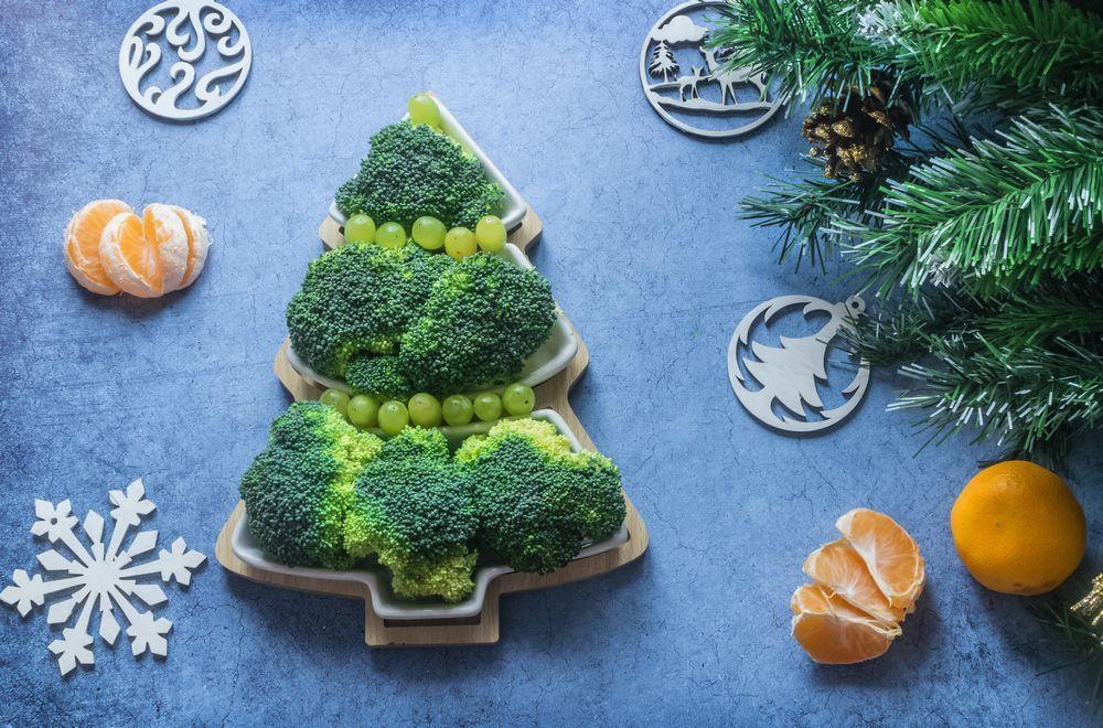 creative-edible-christmas-tree-fresh-broccoli-christmas-tree-tangerines.jpg