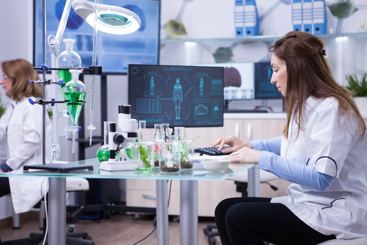 female-scientist-typing-her-computer-data-from-last-scientific-tests-chemistry-lab_m.jpg