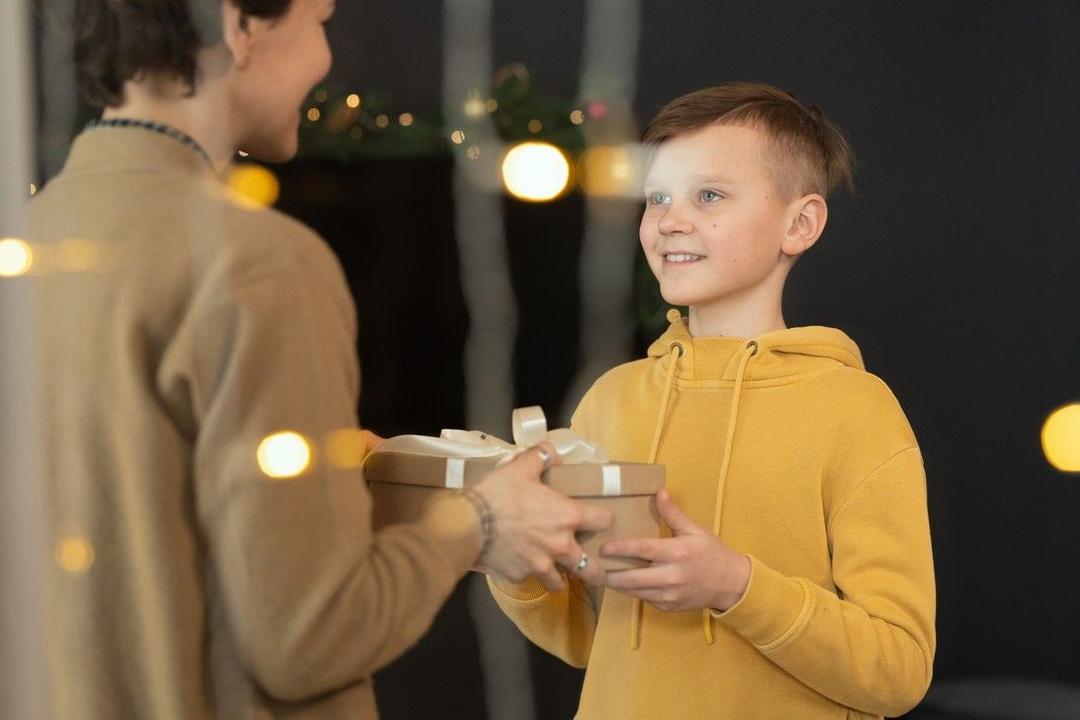 Что подарить учителю на Новый год: идеи и советы