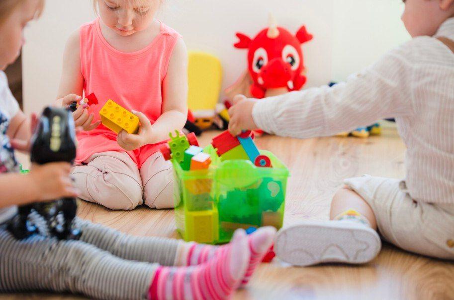 Продление работы детских садов до 20:00: Взгляд детского психолога на новую инициативу в России